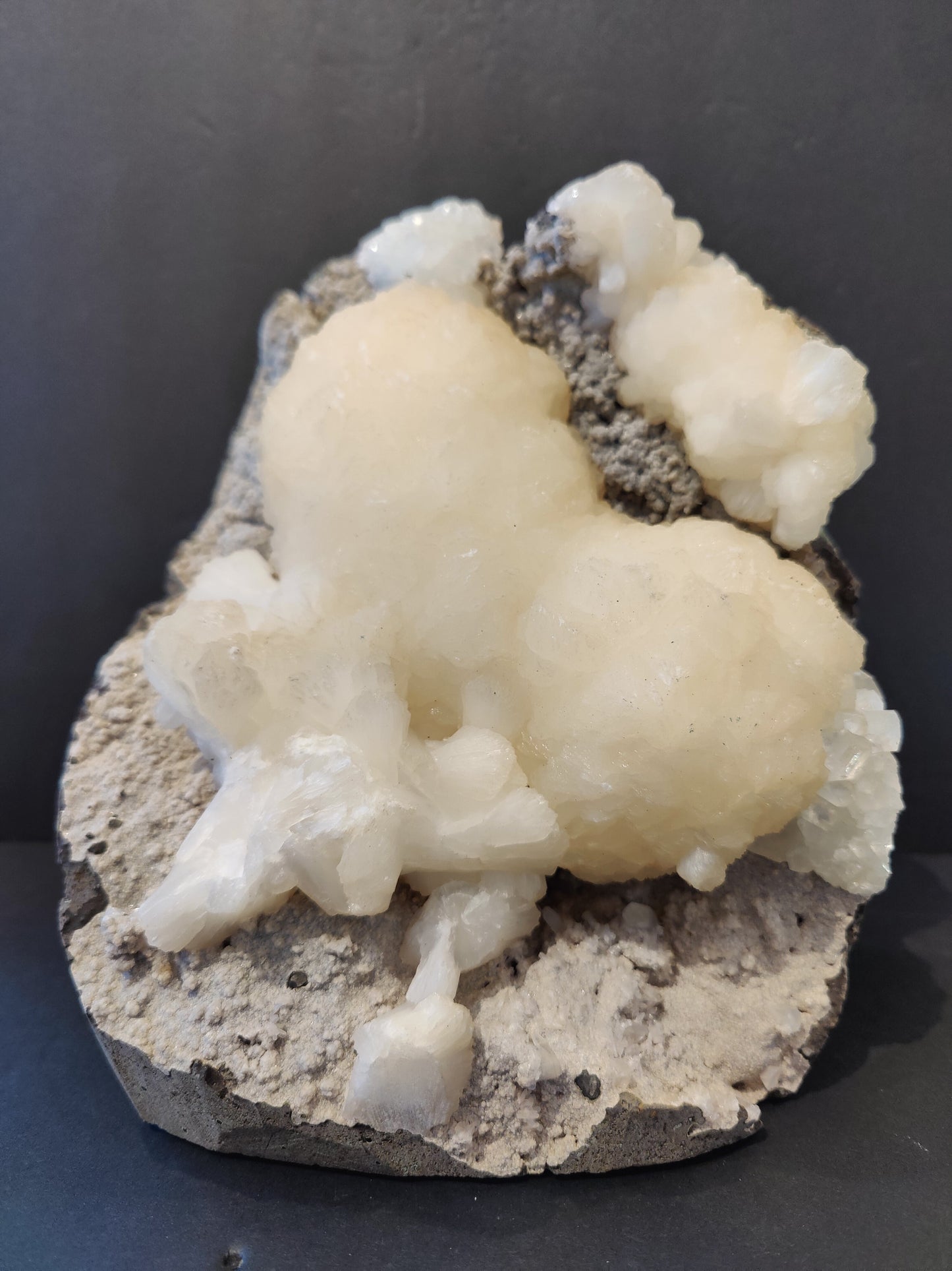 Stilbite "Heart" with Clear Apophyllite Cabinet Specimen 4,735g