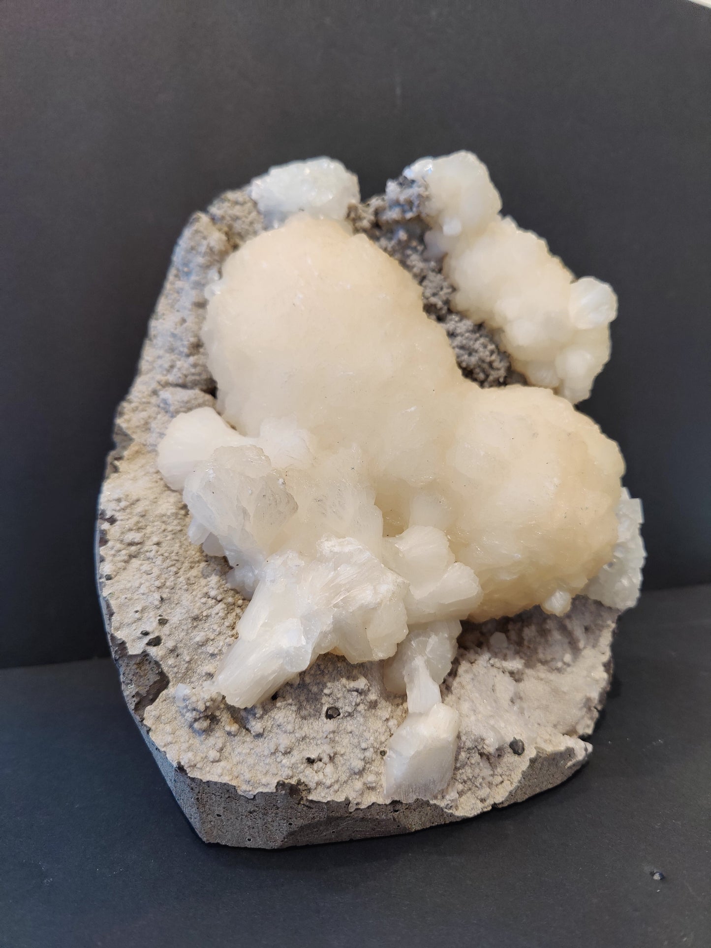 Stilbite "Heart" with Clear Apophyllite Cabinet Specimen 4,735g